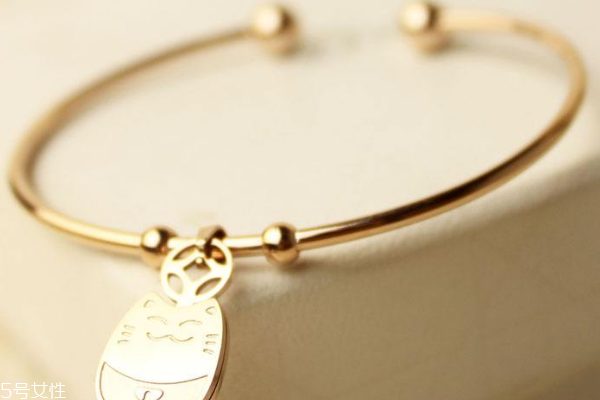 玫瑰金手鐲戴哪個手 看個人習(xí)慣 玫瑰金手鐲戴哪個手 看個人習(xí)慣