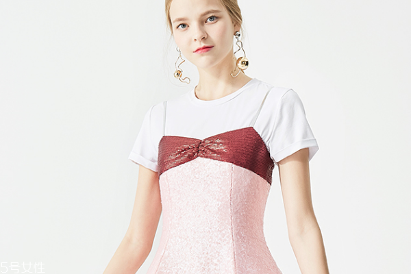 連衣裙搭配運動鞋圖片 青春與優(yōu)雅的結(jié)合 連衣裙搭配運動鞋圖片 青春與優(yōu)雅的結(jié)合