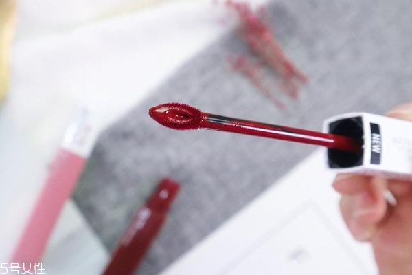 美寶蓮superstay唇釉怎么樣 熱吻也不脫色 美寶蓮superstay唇釉怎么樣 熱吻也不脫色