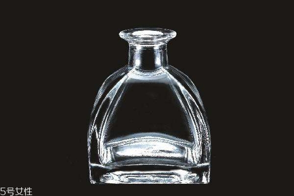 香水試香在飯前還是飯后 飯前鼻子最靈敏 香水試香在飯前還是飯后 飯前鼻子最靈敏