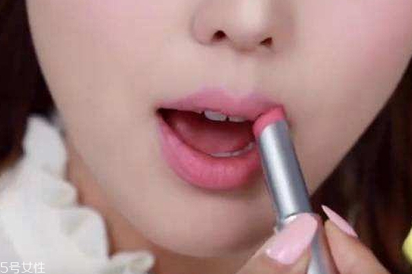 粉紅口紅適合什么場(chǎng)合 需要偽裝成無害小白兔的場(chǎng)合 粉紅口紅適合什么場(chǎng)合 需要偽裝成無害小白兔的場(chǎng)合