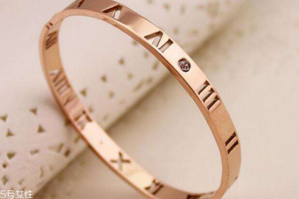 玫瑰金手鐲的寓意 美好與幸運(yùn)常伴 玫瑰金手鐲的寓意 美好與幸運(yùn)常伴