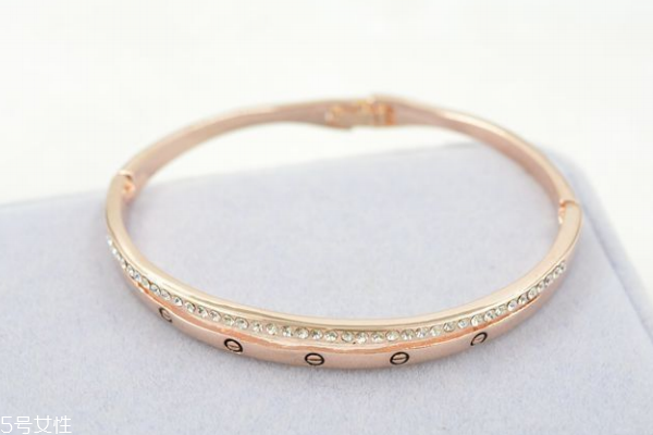 玫瑰金手鐲的寓意 美好與幸運(yùn)常伴 玫瑰金手鐲的寓意 美好與幸運(yùn)常伴