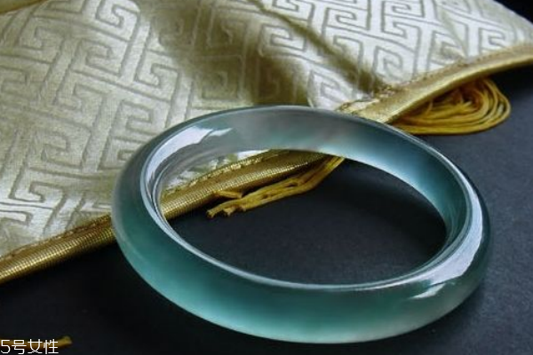 翡翠手鐲有棉絮怎么養(yǎng) 讓手鐲更通透 翡翠手鐲有棉絮怎么養(yǎng) 讓手鐲更通透