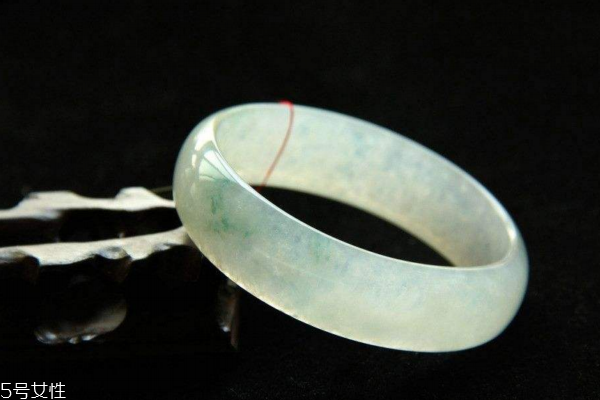 翡翠手鐲a貨和b貨的區(qū)別 等級不同 翡翠手鐲a貨和b貨的區(qū)別 等級不同