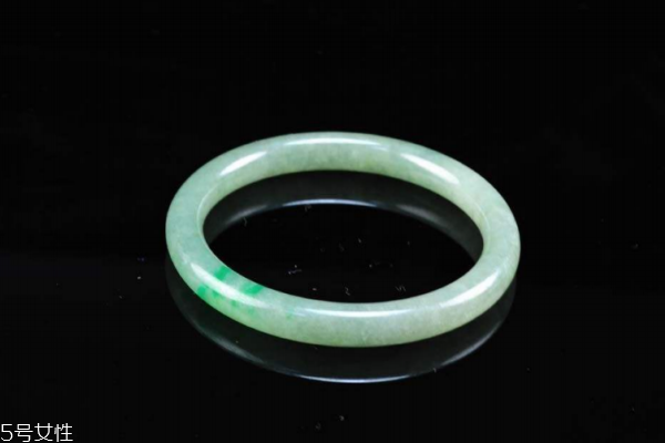 翡翠手鐲a貨和b貨的區(qū)別 等級不同 翡翠手鐲a貨和b貨的區(qū)別 等級不同