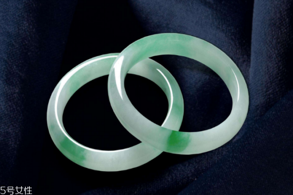 翡翠手鐲a貨和b貨的區(qū)別 等級不同 翡翠手鐲a貨和b貨的區(qū)別 等級不同