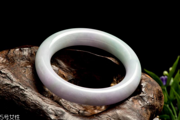 翡翠手鐲什么顏色最好 教你挑手鐲 翡翠手鐲什么顏色最好 教你挑手鐲