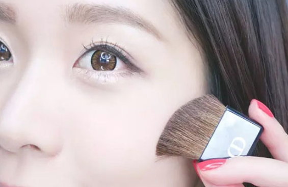 甜美約會(huì)妝的特點(diǎn) 只需三招迷醉他的心 甜美約會(huì)妝的特點(diǎn) 只需三招迷醉他的心