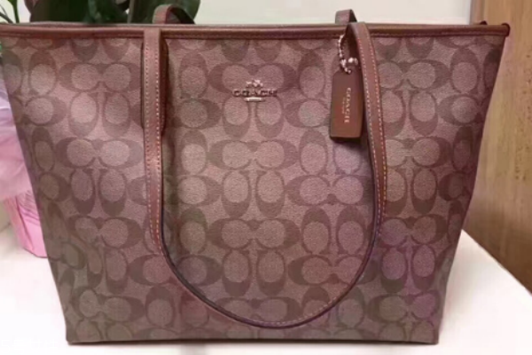 coach托特包多少錢 永不過時的經(jīng)典款 coach托特包多少錢 永不過時的經(jīng)典款