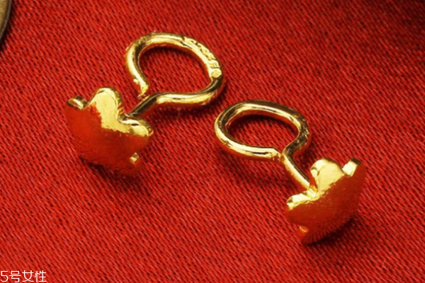 黃金耳釘可以用酒精消毒嗎 衛(wèi)生問題很重要 黃金耳釘可以用酒精消毒嗎 衛(wèi)生問題很重要