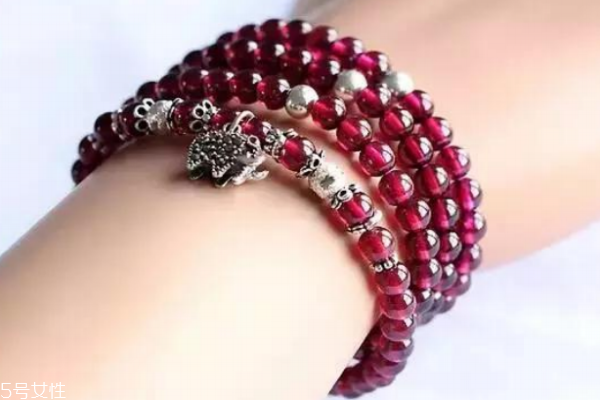 石榴石手鏈有什么功效 長期佩戴好處多 石榴石手鏈有什么功效 長期佩戴好處多