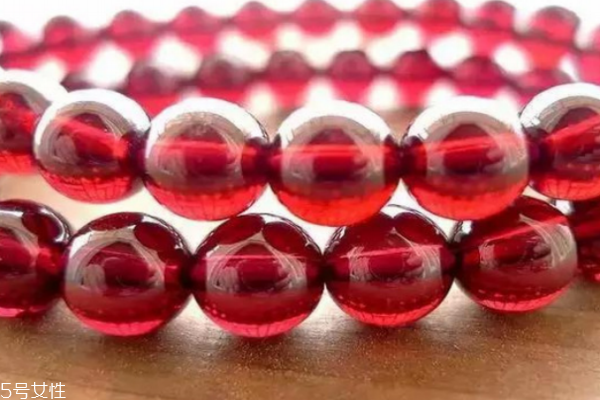 石榴石手鏈有什么功效 長期佩戴好處多 石榴石手鏈有什么功效 長期佩戴好處多
