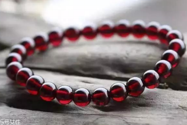 石榴石手鏈有什么功效 長期佩戴好處多 石榴石手鏈有什么功效 長期佩戴好處多