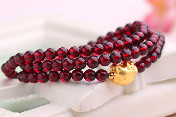 石榴石手鏈?zhǔn)裁搭伾?對(duì)價(jià)格影響很大 石榴石手鏈?zhǔn)裁搭伾?對(duì)價(jià)格影響很大