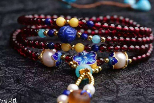 石榴石手鏈?zhǔn)裁搭伾?對(duì)價(jià)格影響很大 石榴石手鏈?zhǔn)裁搭伾?對(duì)價(jià)格影響很大