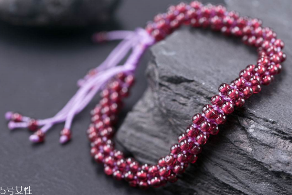 石榴石手鏈?zhǔn)裁搭伾?對(duì)價(jià)格影響很大 石榴石手鏈?zhǔn)裁搭伾?對(duì)價(jià)格影響很大