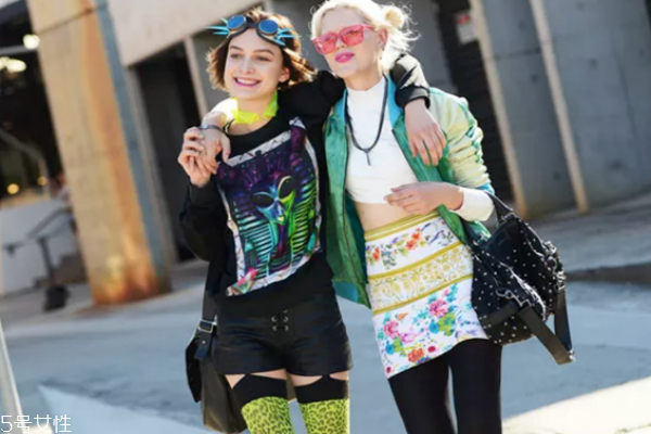 秋季衛(wèi)衣搭配圖片 做百變少女 秋季衛(wèi)衣搭配圖片 做百變少女