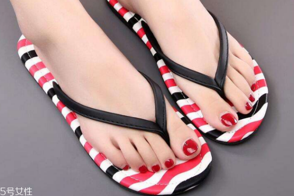 孕婦可以穿人字拖嗎 會容易摔跤 孕婦可以穿人字拖嗎 會容易摔跤
