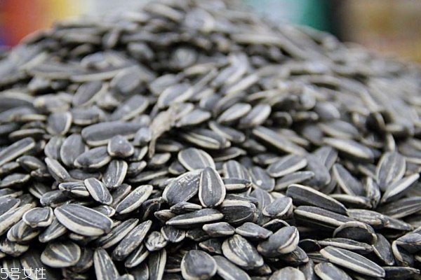 瓜子為什么上火 因?yàn)槭浅吹? alt=