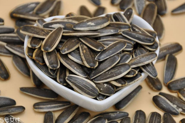 瓜子為什么上火 因?yàn)槭浅吹? alt=