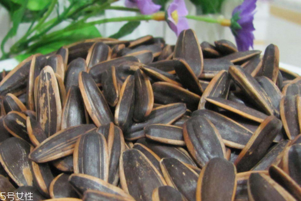 瓜子有點(diǎn)潮了怎么辦 這樣解決就好了 瓜子有點(diǎn)潮了怎么辦 這樣解決就好了