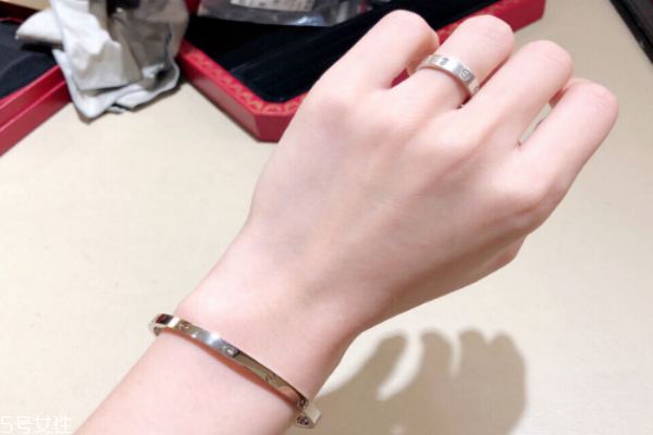 鉑金手鐲變形了怎么辦 不用太過擔(dān)心 鉑金手鐲變形了怎么辦 不用太過擔(dān)心