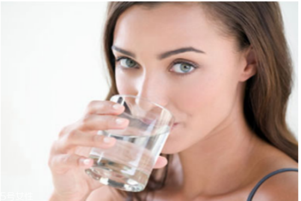 白開(kāi)水喝多了有什么危害 白開(kāi)水的妙用 白開(kāi)水喝多了有什么危害 白開(kāi)水的妙用