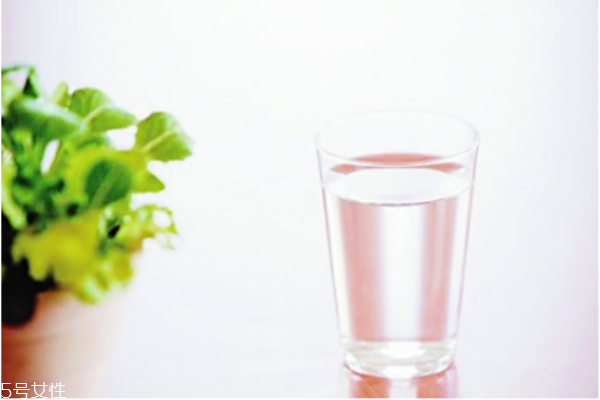白開(kāi)水喝多了有什么危害 白開(kāi)水的妙用 白開(kāi)水喝多了有什么危害 白開(kāi)水的妙用