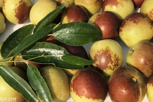 冬棗可以和火龍果一起吃嗎 一起吃是可以的 冬棗可以和火龍果一起吃嗎 一起吃是可以的