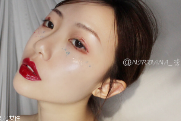 阿瑪尼黑管400適合黃皮嗎 讓你白到發(fā)光的漿果色 阿瑪尼黑管400適合黃皮嗎 讓你白到發(fā)光的漿果色