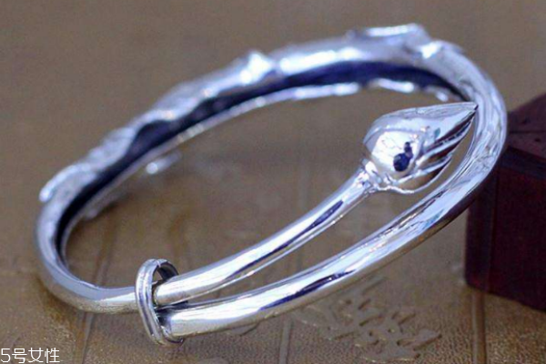 孕婦能戴手鐲嗎 盡量不要戴 孕婦能戴手鐲嗎 盡量不要戴