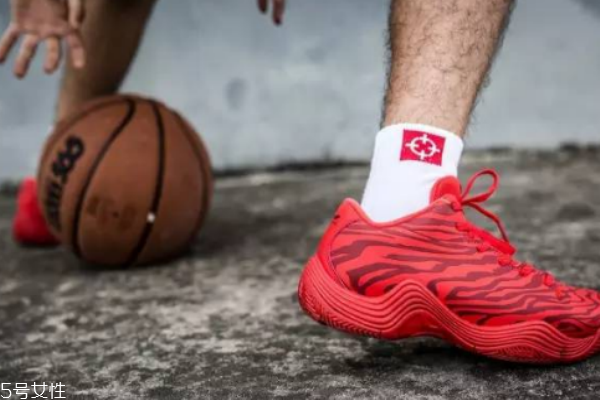 哪款籃球鞋適合水泥地 一定要耐磨 哪款籃球鞋適合水泥地 一定要耐磨