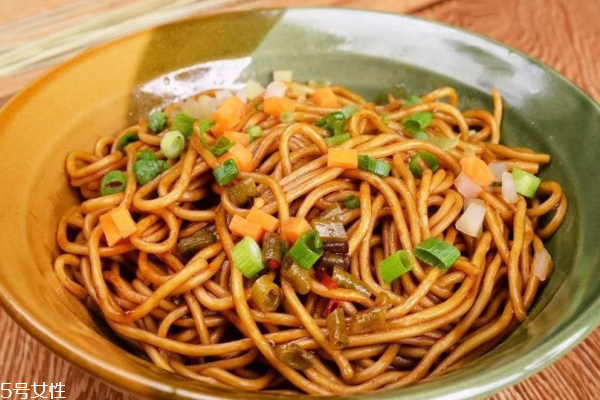 熱干面為什么是堿面 為了更好的口感 熱干面為什么是堿面 為了更好的口感