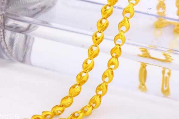 鍍金項(xiàng)鏈可以碰水嗎 容易導(dǎo)致褪色 鍍金項(xiàng)鏈可以碰水嗎 容易導(dǎo)致褪色