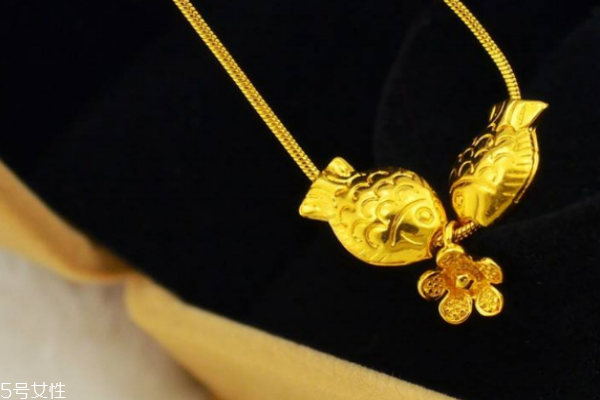 鍍金項(xiàng)鏈可以碰水嗎 容易導(dǎo)致褪色 鍍金項(xiàng)鏈可以碰水嗎 容易導(dǎo)致褪色