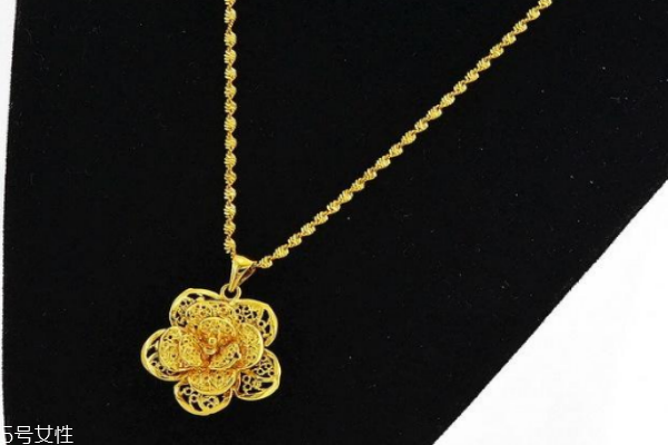 鍍金項(xiàng)鏈可以碰水嗎 容易導(dǎo)致褪色 鍍金項(xiàng)鏈可以碰水嗎 容易導(dǎo)致褪色