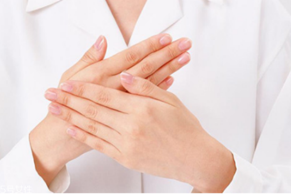 冬天手干燥脫皮怎么辦 冬天手指脫皮原因 冬天手干燥脫皮怎么辦 冬天手指脫皮原因