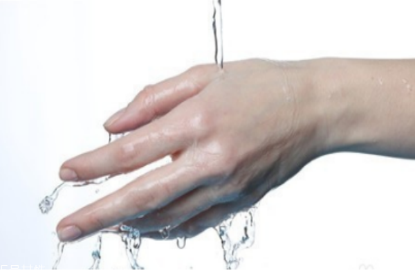 冬天手干燥脫皮怎么辦 冬天手指脫皮原因 冬天手干燥脫皮怎么辦 冬天手指脫皮原因