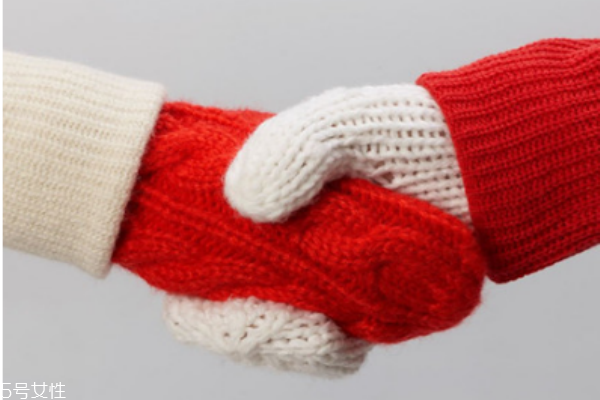 冬天手干燥脫皮怎么辦 冬天手指脫皮原因 冬天手干燥脫皮怎么辦 冬天手指脫皮原因