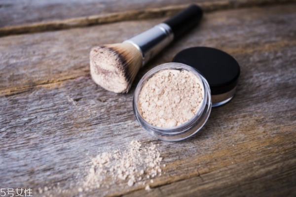 定妝粉可以直接涂嗎 你們用對了嗎 定妝粉可以直接涂嗎 你們用對了嗎