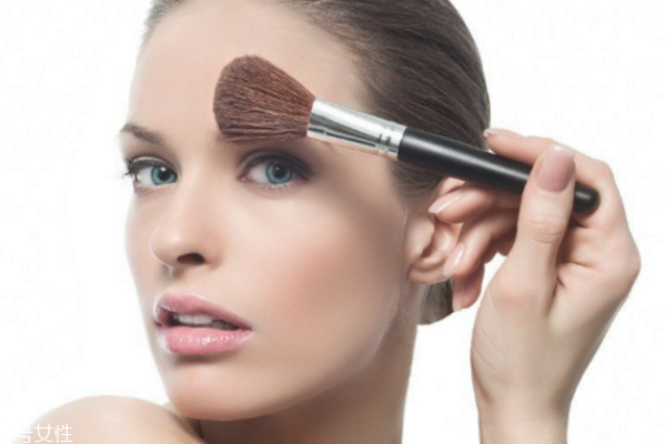 定妝粉可以直接涂嗎 你們用對了嗎 定妝粉可以直接涂嗎 你們用對了嗎