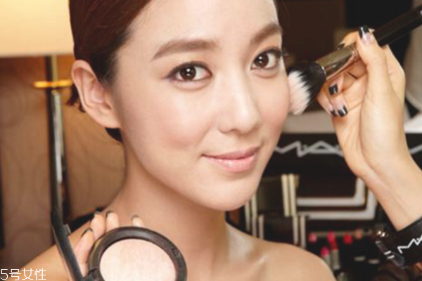 氣墊cc霜需要定妝粉嗎 定妝妝容更自然更持久 氣墊cc霜需要定妝粉嗎 定妝妝容更自然更持久