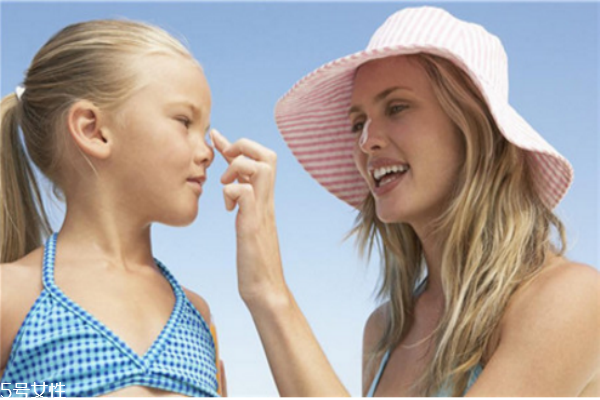 防曬霜怎么選購 選對(duì)防曬不怕曬黑 防曬霜怎么選購 選對(duì)防曬不怕曬黑