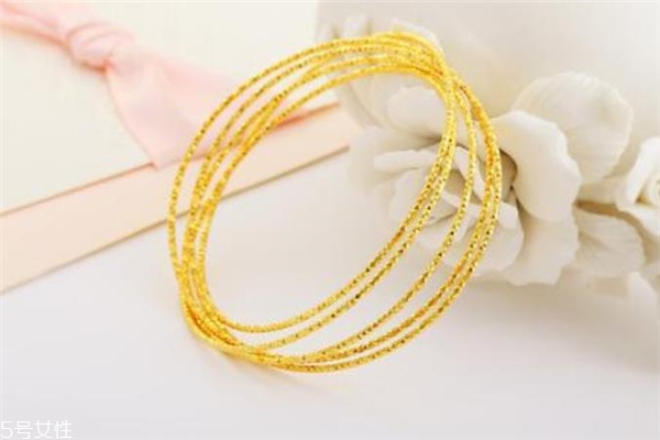 黃金手鐲可以戴右手嗎 容易磨損 黃金手鐲可以戴右手嗎 容易磨損