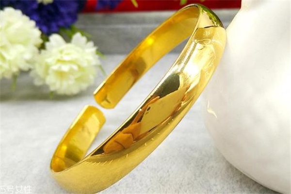 黃金手鐲可以戴右手嗎 容易磨損 黃金手鐲可以戴右手嗎 容易磨損