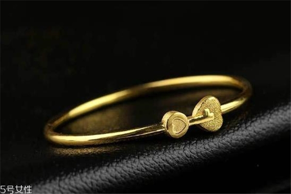 黃金手鐲可以辟邪嗎 一種民間說(shuō)法 黃金手鐲可以辟邪嗎 一種民間說(shuō)法