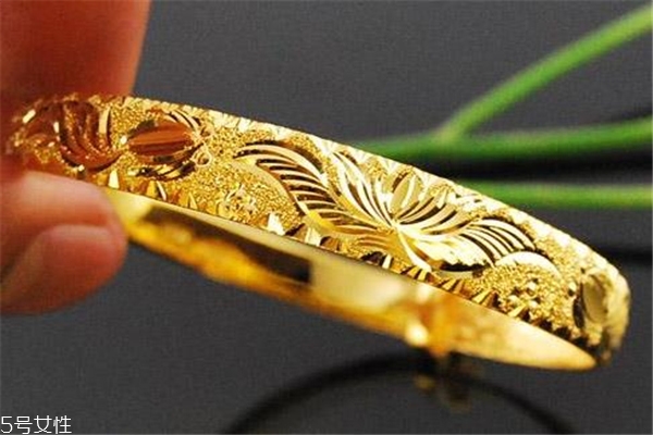 黃金手鐲可以辟邪嗎 一種民間說(shuō)法 黃金手鐲可以辟邪嗎 一種民間說(shuō)法