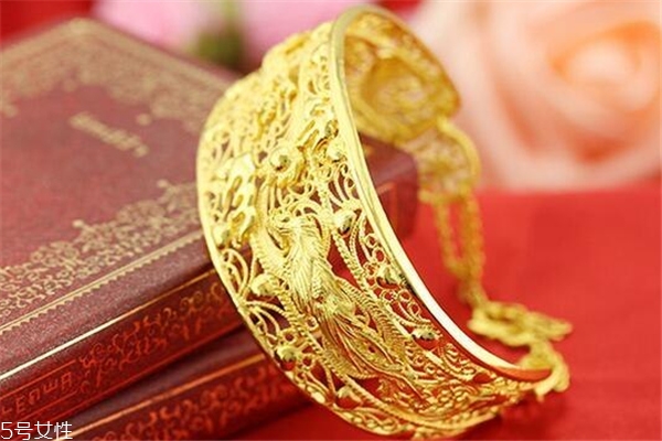 黃金手鐲能戴著洗澡嗎 會(huì)加速氧化 黃金手鐲能戴著洗澡嗎 會(huì)加速氧化