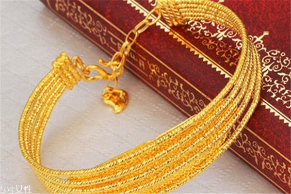 黃金手鐲睡覺(jué)可以戴嗎 當(dāng)心會(huì)壓到 黃金手鐲睡覺(jué)可以戴嗎 當(dāng)心會(huì)壓到